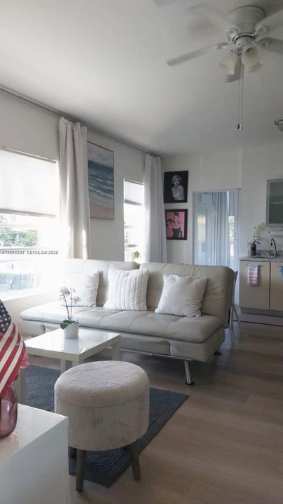 For Rent: $2,450 (2 beds, 1 baths, 673 Square Feet)