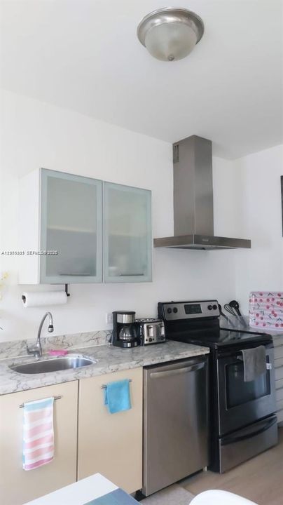 For Rent: $2,450 (2 beds, 1 baths, 673 Square Feet)