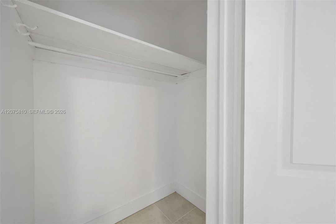 For Rent: $1,900 (1 beds, 1 baths, 730 Square Feet)