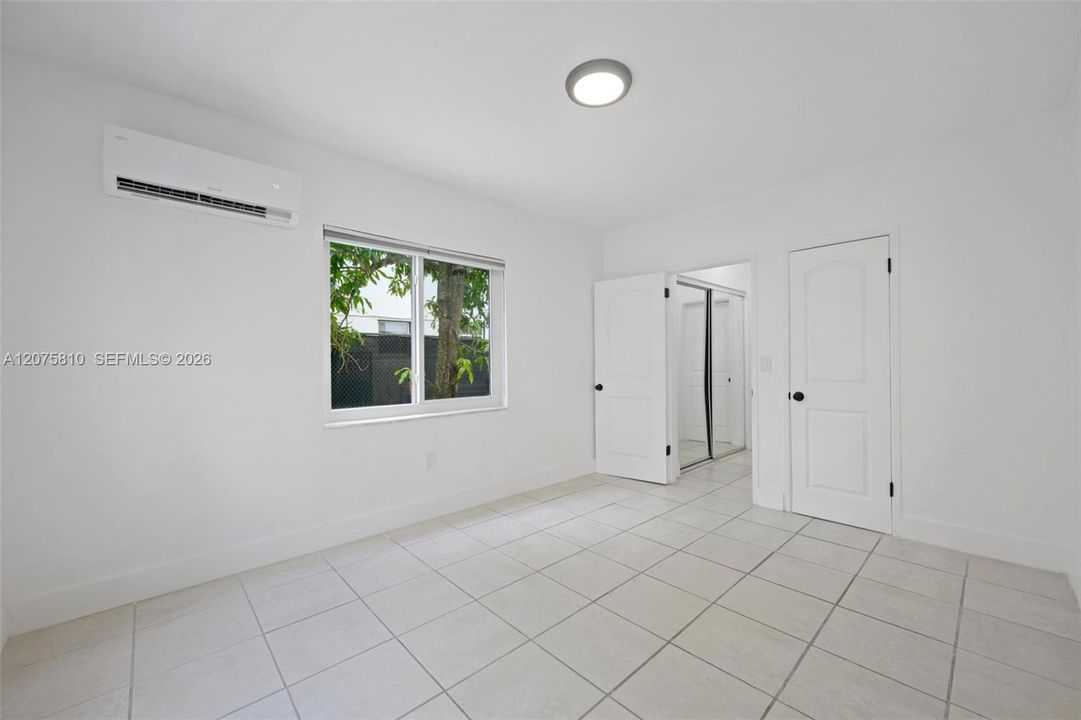 For Rent: $1,900 (1 beds, 1 baths, 730 Square Feet)