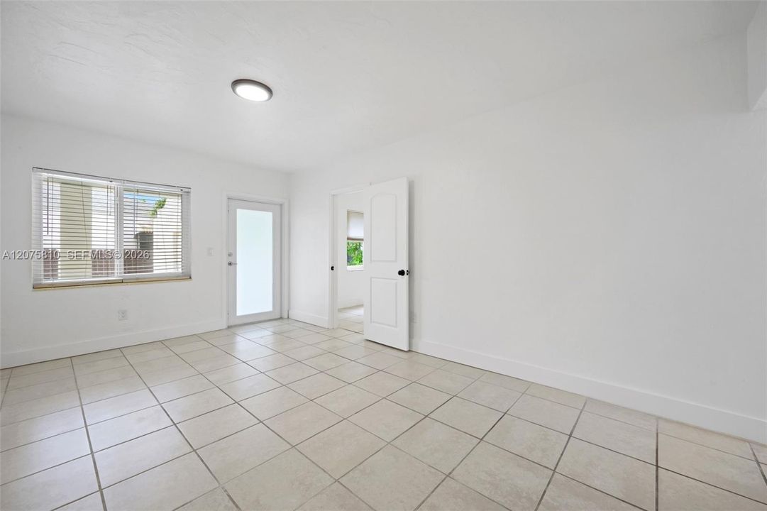 For Rent: $1,900 (1 beds, 1 baths, 730 Square Feet)
