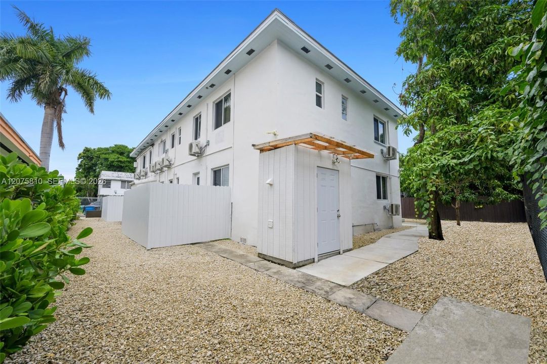 For Rent: $1,900 (1 beds, 1 baths, 730 Square Feet)