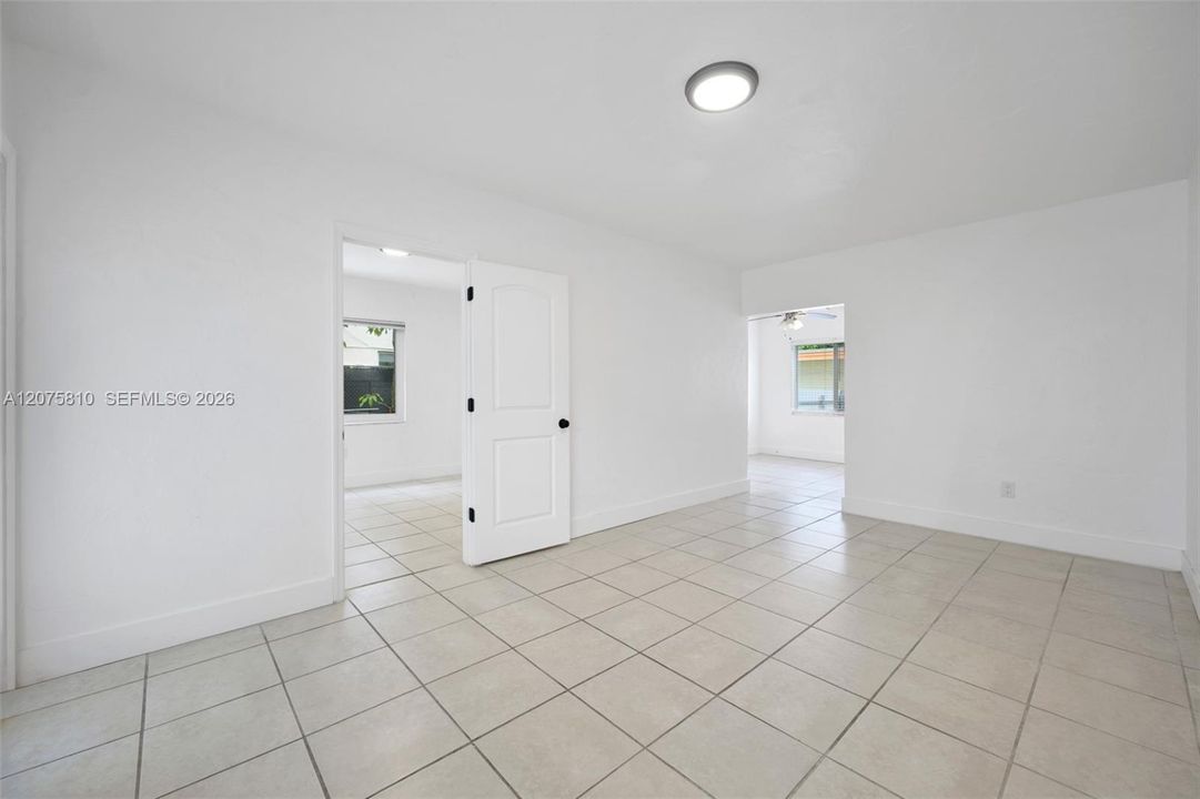 For Rent: $1,900 (1 beds, 1 baths, 730 Square Feet)