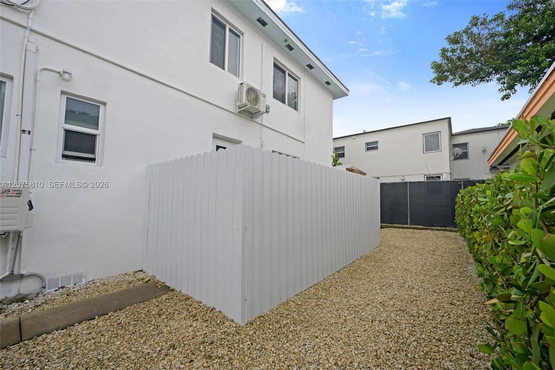 For Rent: $1,900 (1 beds, 1 baths, 730 Square Feet)