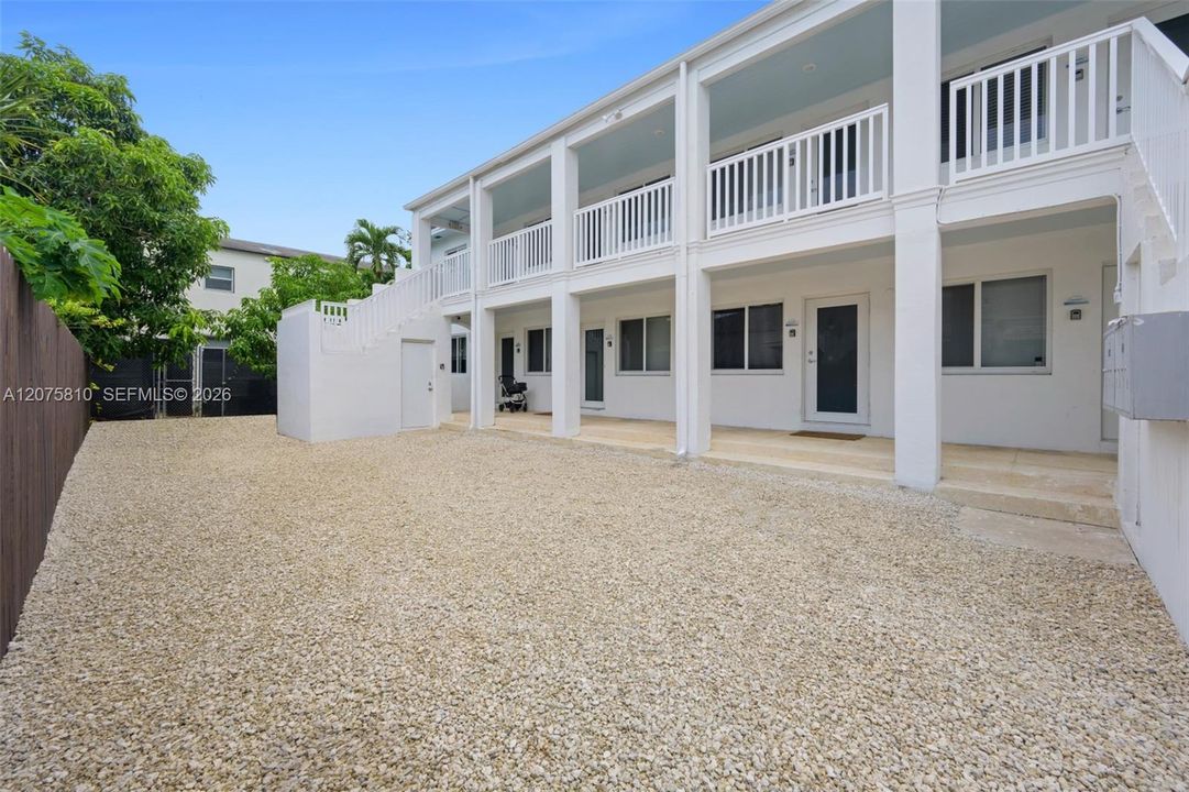 For Rent: $1,900 (1 beds, 1 baths, 730 Square Feet)