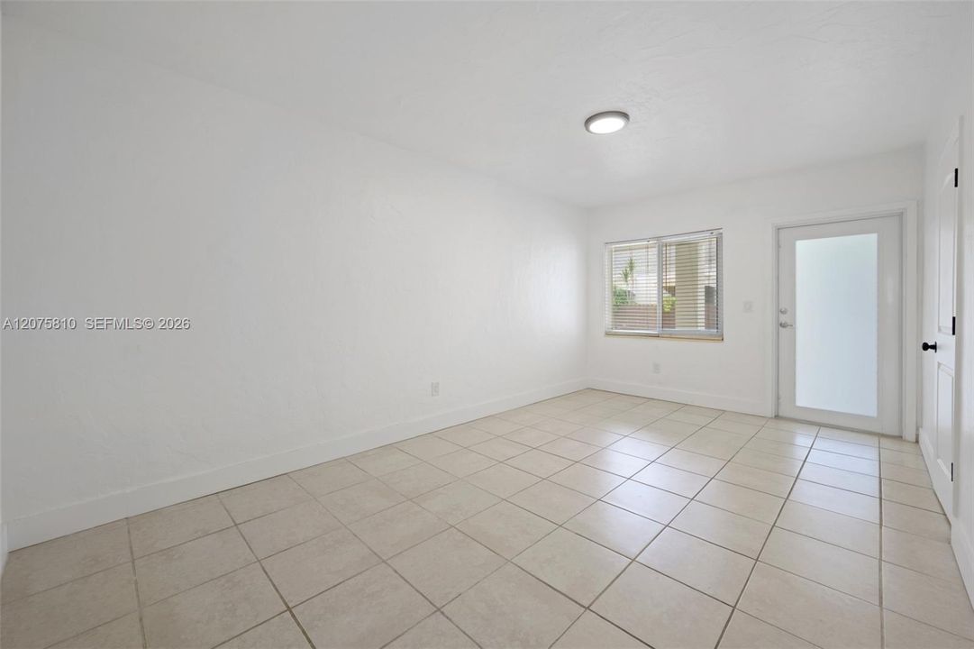 For Rent: $1,900 (1 beds, 1 baths, 730 Square Feet)