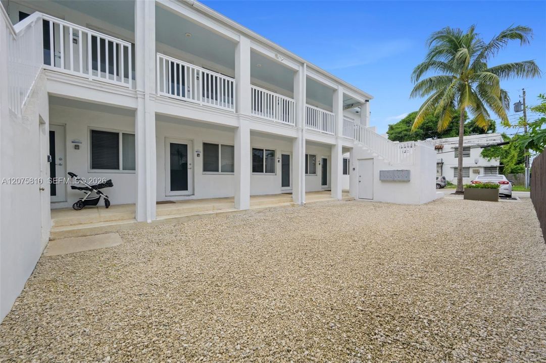 For Rent: $1,900 (1 beds, 1 baths, 730 Square Feet)