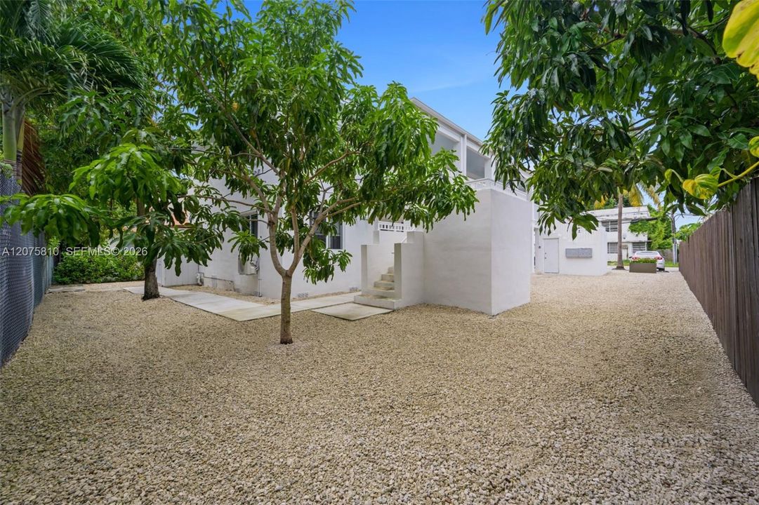 For Rent: $1,900 (1 beds, 1 baths, 730 Square Feet)