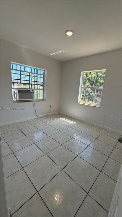 For Rent: $2,500 (2 beds, 1 baths, 950 Square Feet)