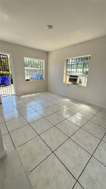 For Rent: $2,500 (2 beds, 1 baths, 950 Square Feet)