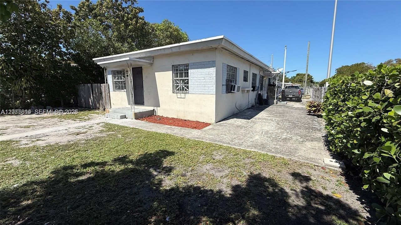 For Rent: $2,500 (2 beds, 1 baths, 950 Square Feet)