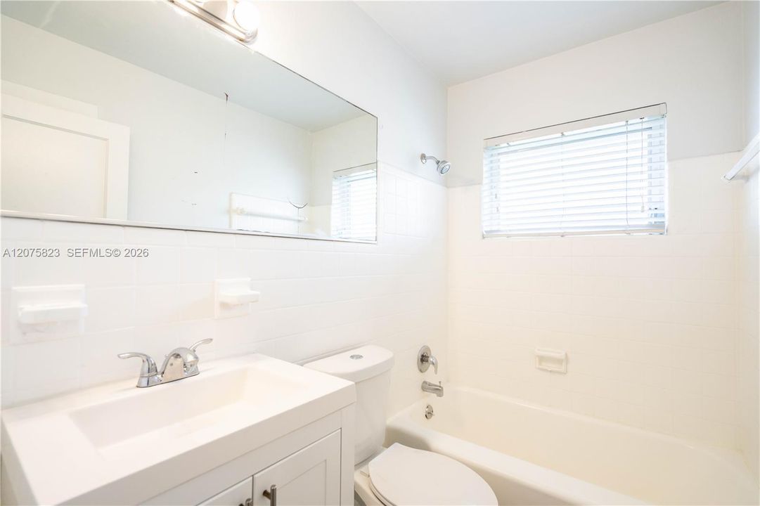 Active With Contract: $1,400 (1 beds, 1 baths, 550 Square Feet)