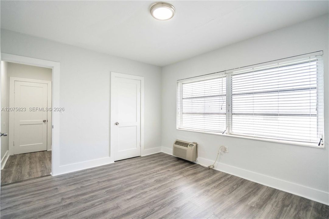 Active With Contract: $1,400 (1 beds, 1 baths, 550 Square Feet)