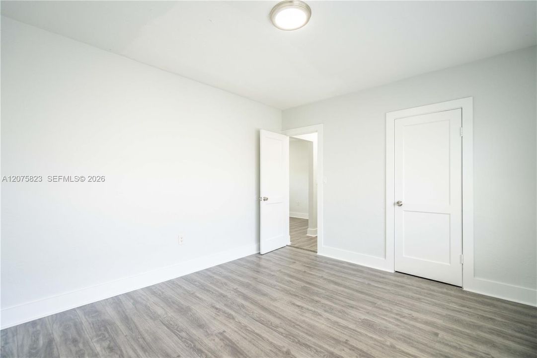 Active With Contract: $1,400 (1 beds, 1 baths, 550 Square Feet)