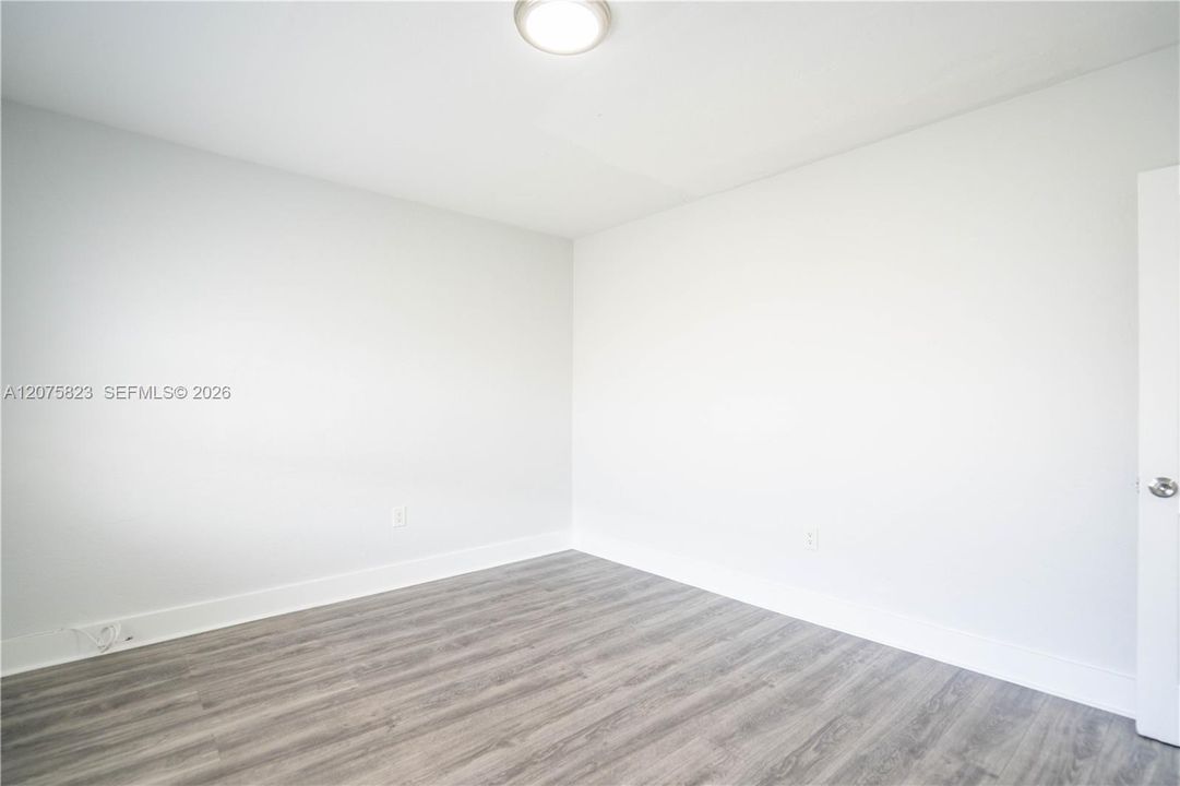 Active With Contract: $1,400 (1 beds, 1 baths, 550 Square Feet)