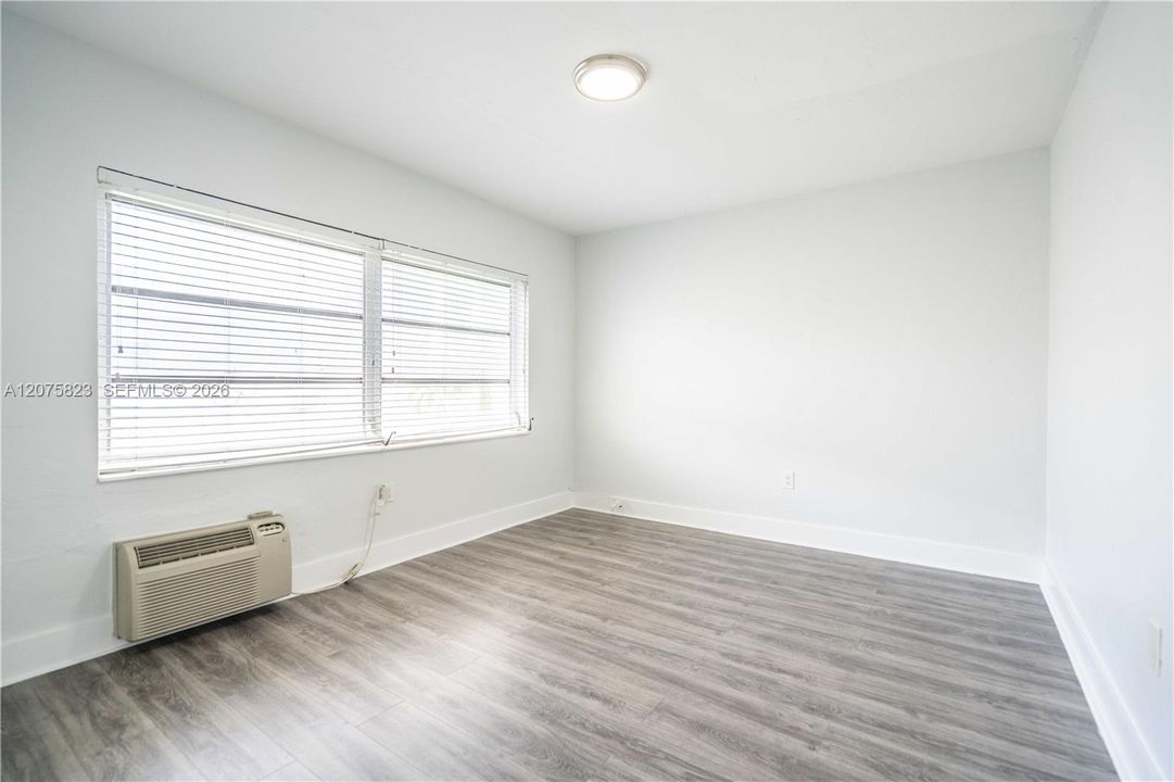 Active With Contract: $1,400 (1 beds, 1 baths, 550 Square Feet)