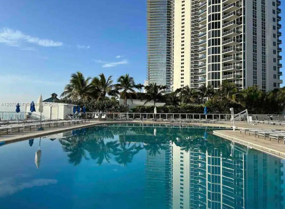 For Rent: $2,100 (0 beds, 1 baths, 420 Square Feet)