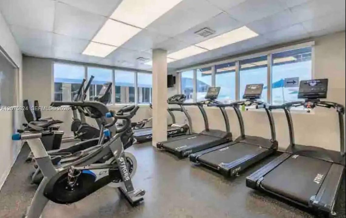 For Rent: $2,100 (0 beds, 1 baths, 420 Square Feet)
