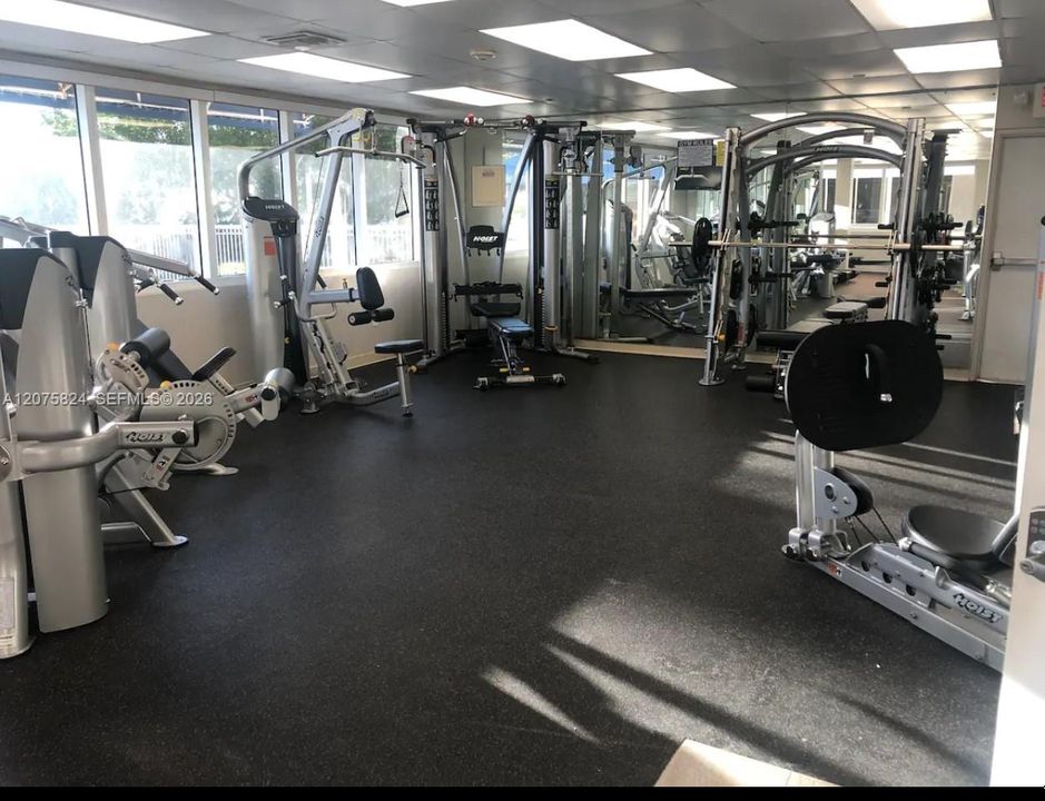 For Rent: $2,100 (0 beds, 1 baths, 420 Square Feet)