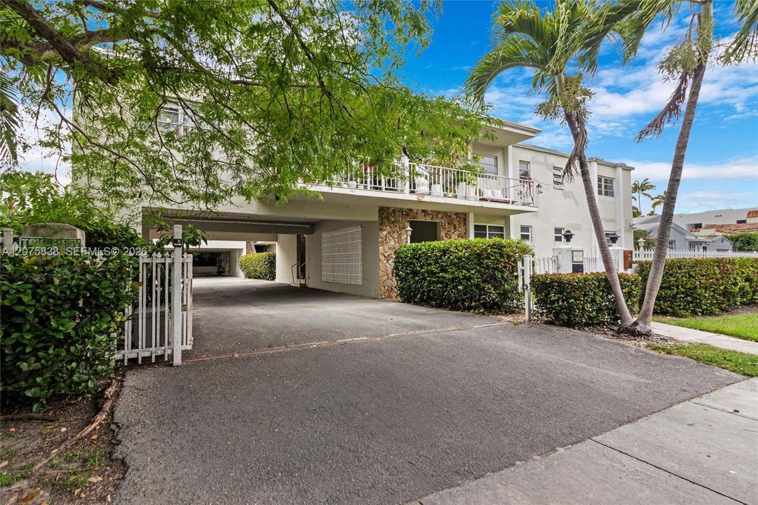For Rent: $2,480 (1 beds, 1 baths, 828 Square Feet)