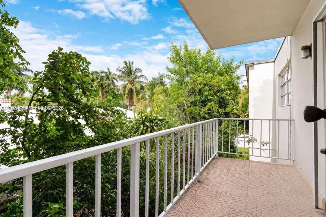 For Rent: $2,480 (1 beds, 1 baths, 828 Square Feet)