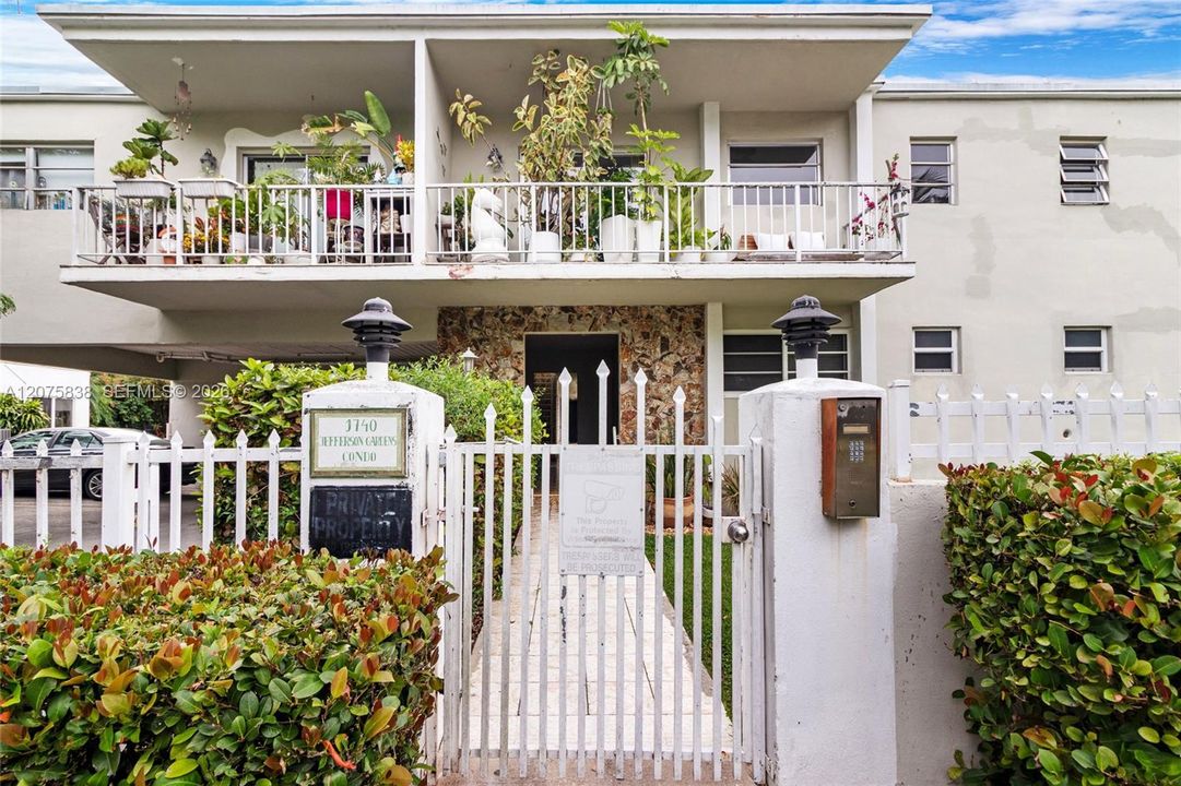 For Rent: $2,480 (1 beds, 1 baths, 828 Square Feet)