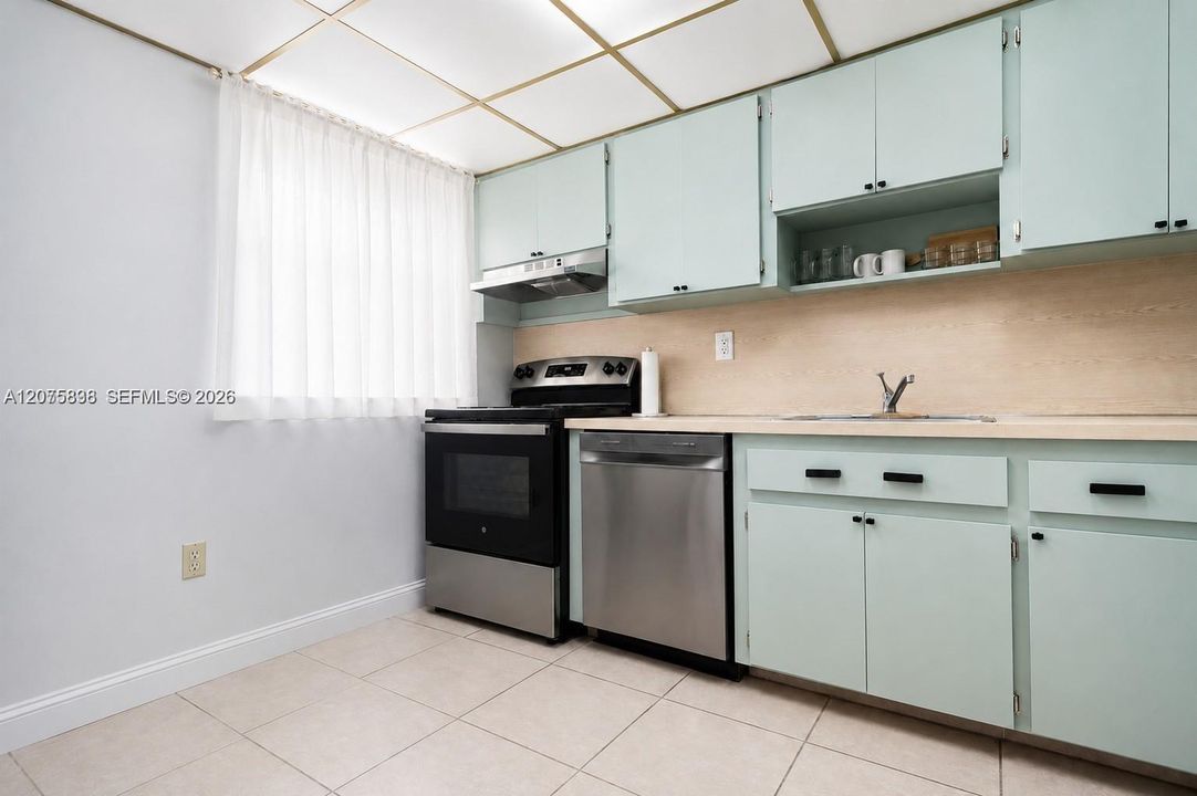 For Rent: $2,480 (1 beds, 1 baths, 828 Square Feet)
