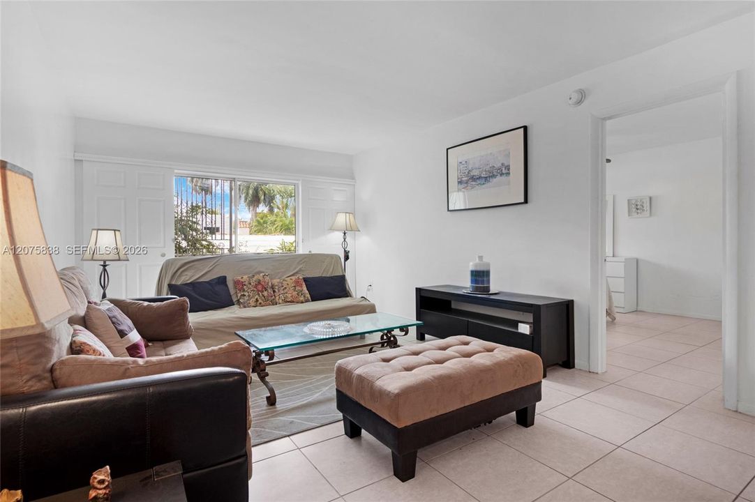 For Rent: $2,480 (1 beds, 1 baths, 828 Square Feet)