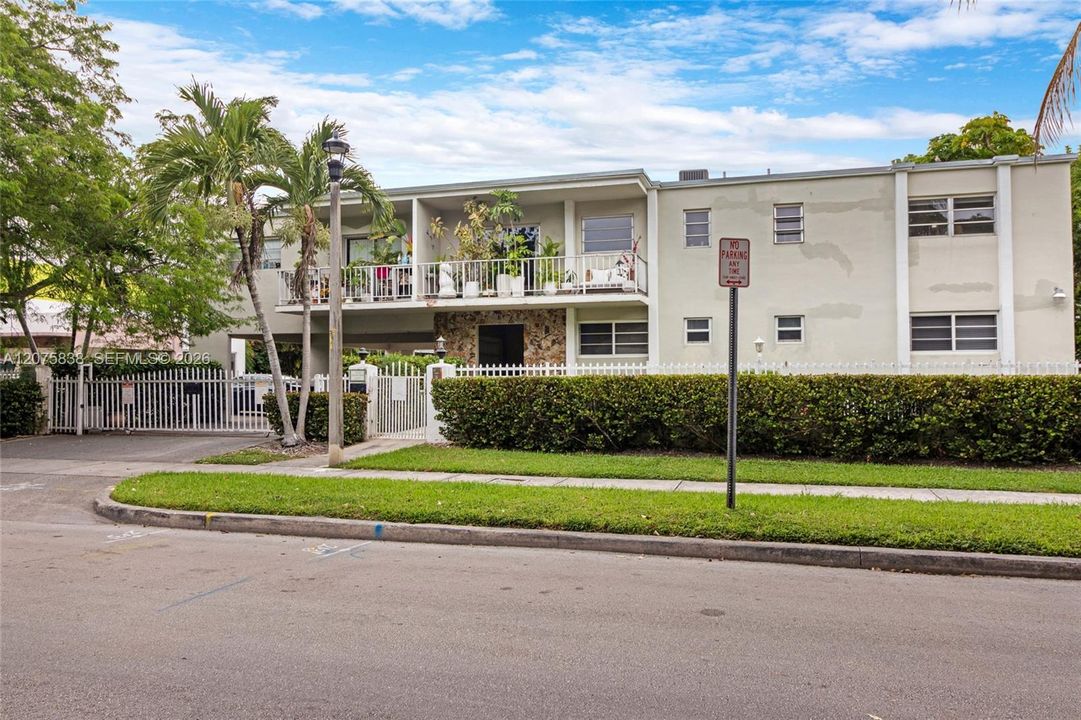 For Rent: $2,480 (1 beds, 1 baths, 828 Square Feet)
