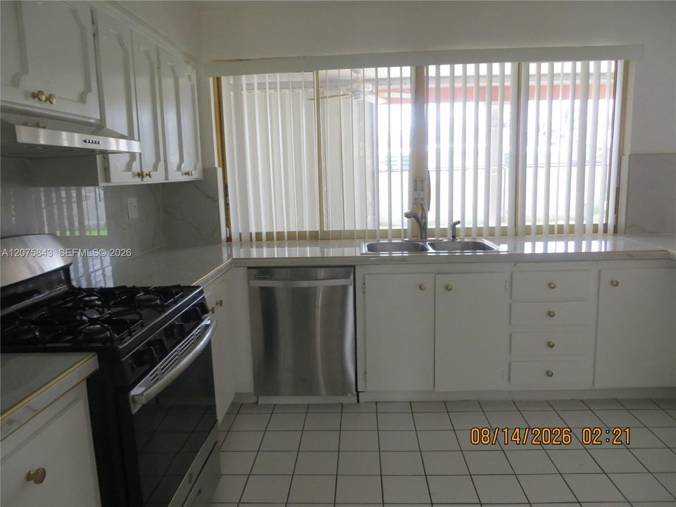 For Rent: $3,200 (3 beds, 2 baths, 1682 Square Feet)