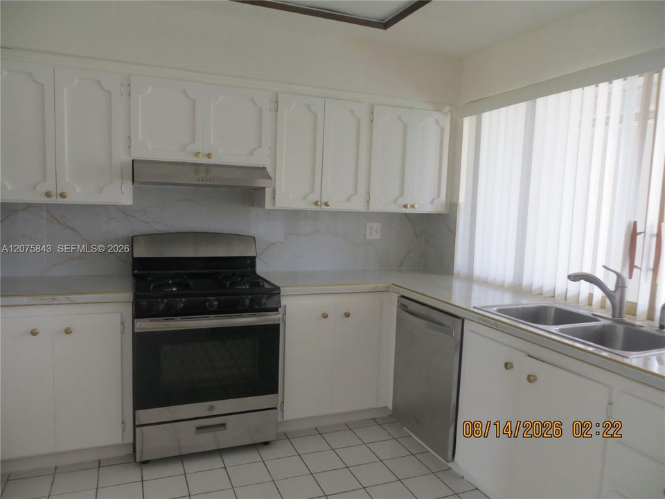 For Rent: $3,200 (3 beds, 2 baths, 1682 Square Feet)