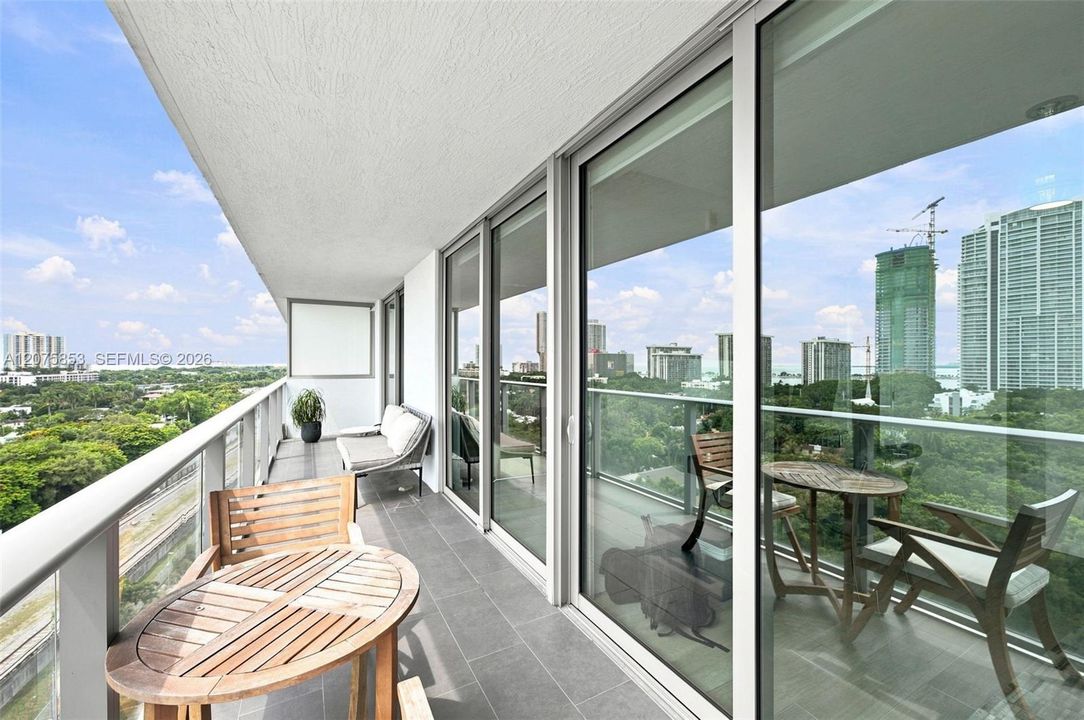 En Venta: $700,000 (2 camas, 2 baños, 942 Pies cuadrados)