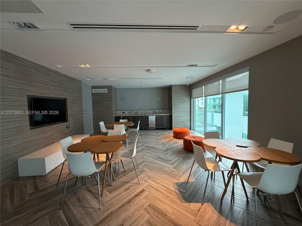 En Venta: $700,000 (2 camas, 2 baños, 942 Pies cuadrados)
