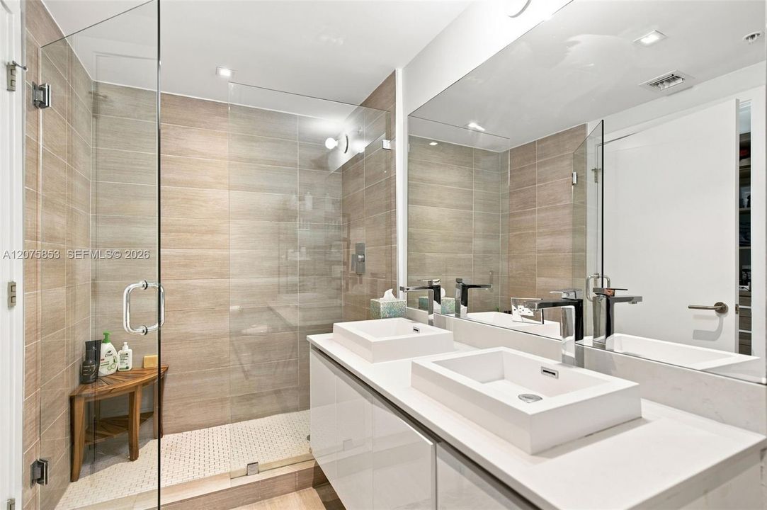 En Venta: $700,000 (2 camas, 2 baños, 942 Pies cuadrados)