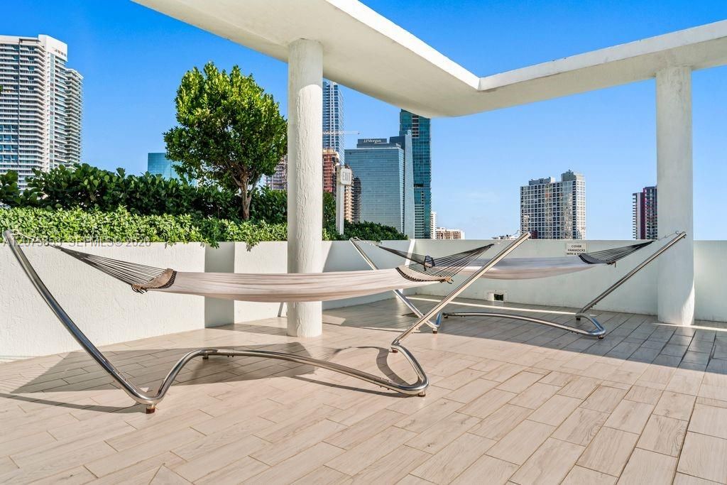 En Venta: $700,000 (2 camas, 2 baños, 942 Pies cuadrados)