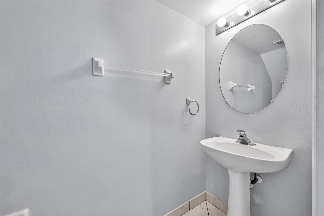 1/2 Bath