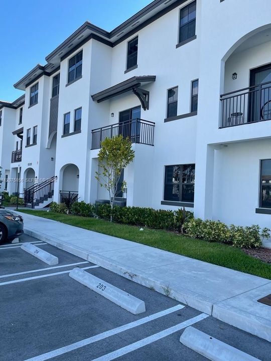 For Rent: $2,700 (3 beds, 2 baths, 1481 Square Feet)