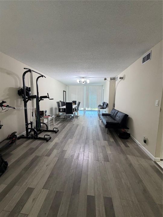 For Rent: $2,100 (2 beds, 1 baths, 924 Square Feet)