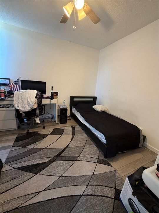 For Rent: $2,100 (2 beds, 1 baths, 924 Square Feet)