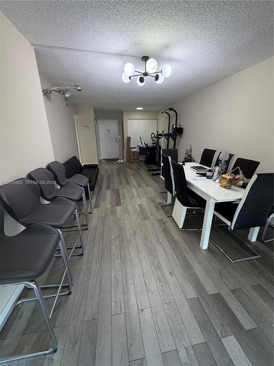 For Rent: $2,100 (2 beds, 1 baths, 924 Square Feet)