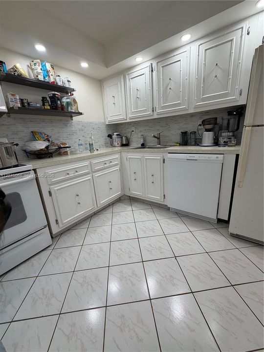 For Rent: $2,100 (2 beds, 1 baths, 924 Square Feet)