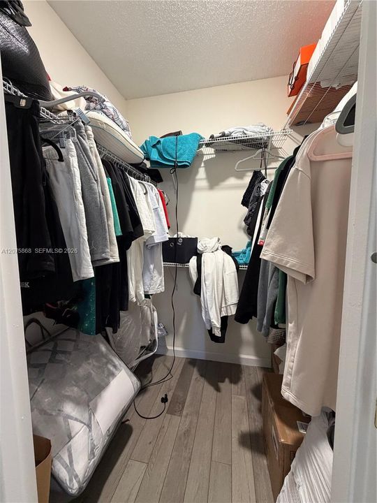 For Rent: $2,100 (2 beds, 1 baths, 924 Square Feet)