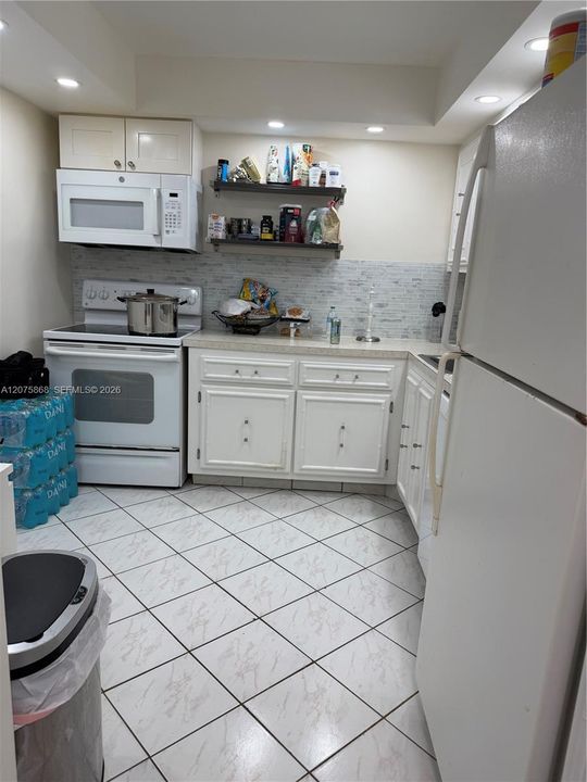 For Rent: $2,100 (2 beds, 1 baths, 924 Square Feet)