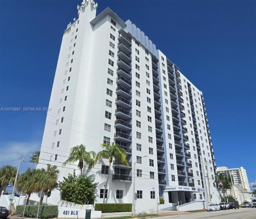 For Rent: $2,450 (1 beds, 1 baths, 922 Square Feet)