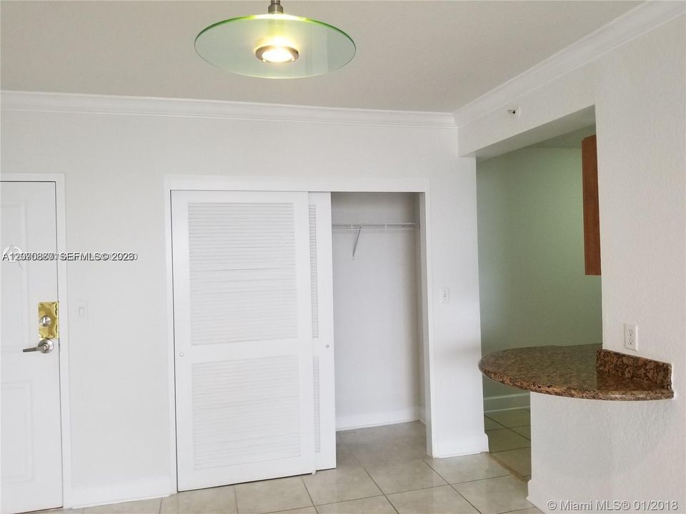 For Rent: $2,450 (1 beds, 1 baths, 922 Square Feet)