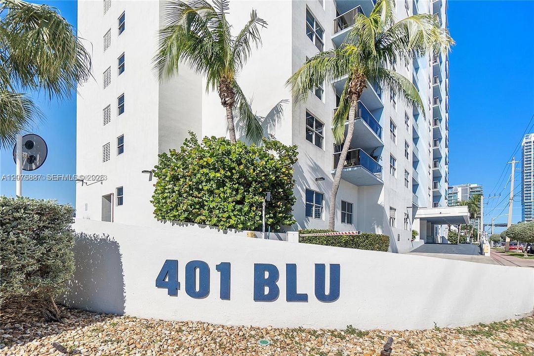 For Rent: $2,450 (1 beds, 1 baths, 922 Square Feet)
