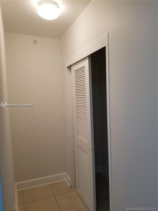 For Rent: $2,450 (1 beds, 1 baths, 922 Square Feet)