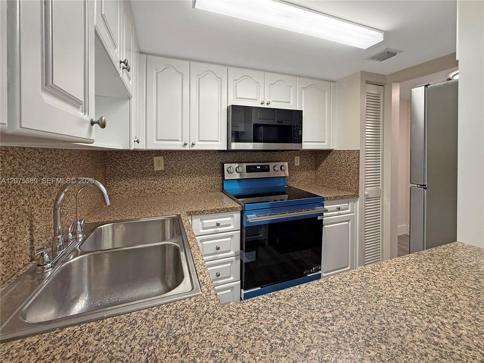 For Rent: $2,500 (2 beds, 2 baths, 893 Square Feet)