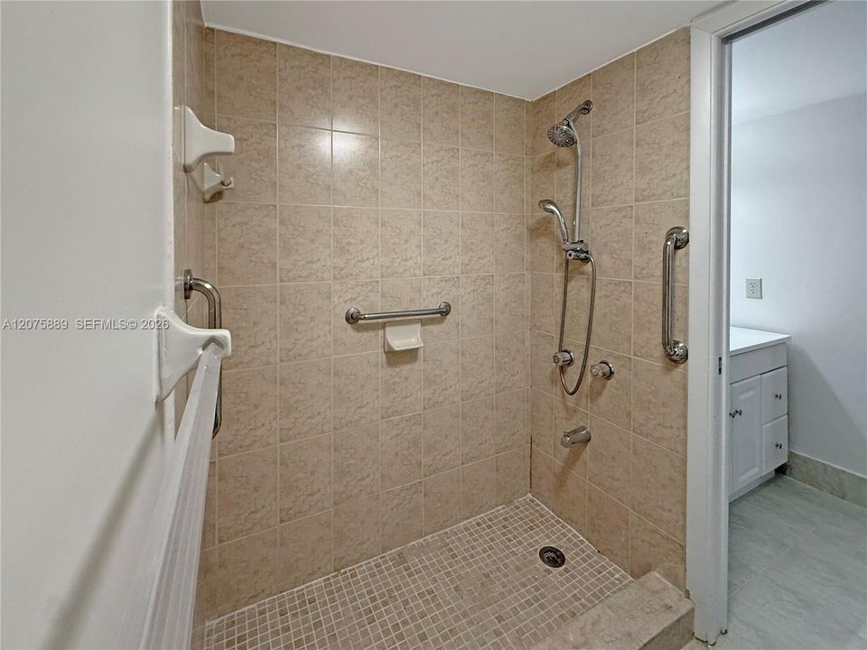 For Rent: $2,500 (2 beds, 2 baths, 893 Square Feet)