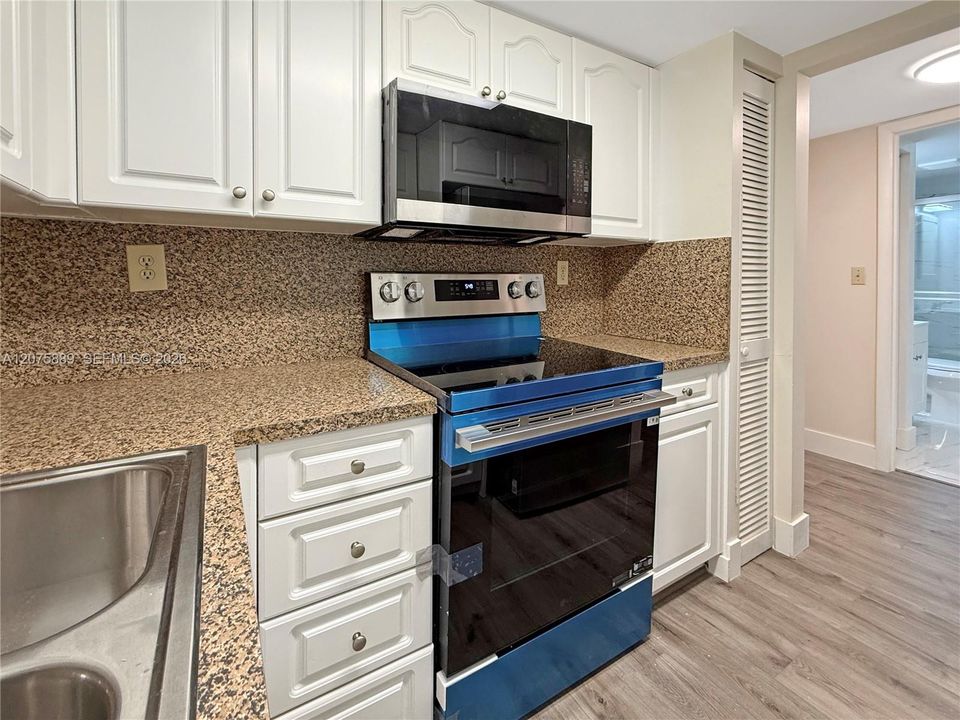 For Rent: $2,500 (2 beds, 2 baths, 893 Square Feet)